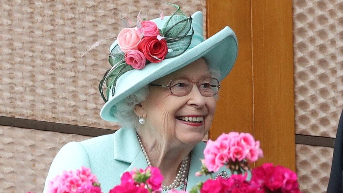 Am fünften Tag des Pferderennens Royal Ascot stand auch Queen Elizabeth II. an der Rennbahn.. © imago/i Images