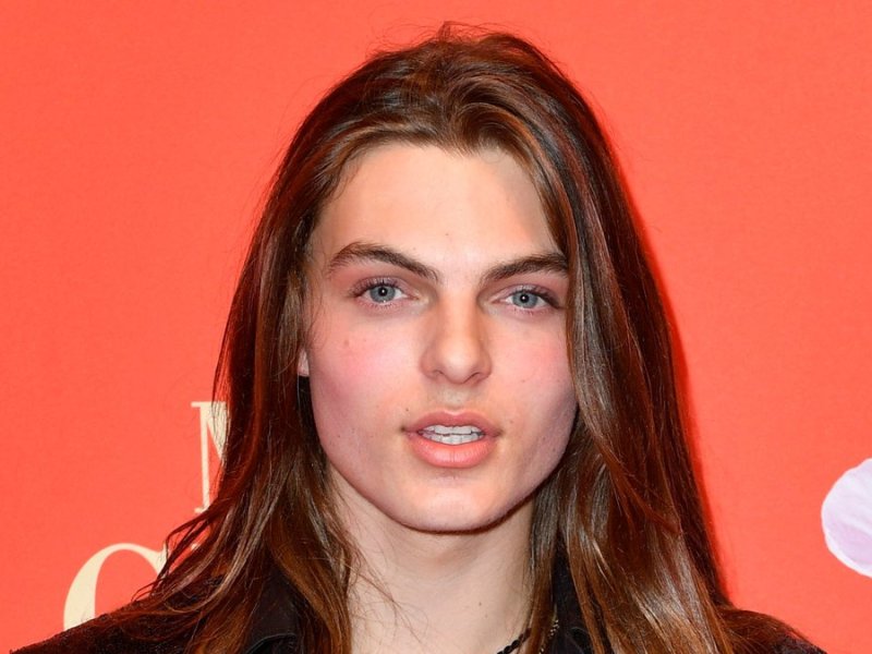 Damian Hurley erinnert an seinen verstorbenen Vater Steve Bing.. © imago/Future Image