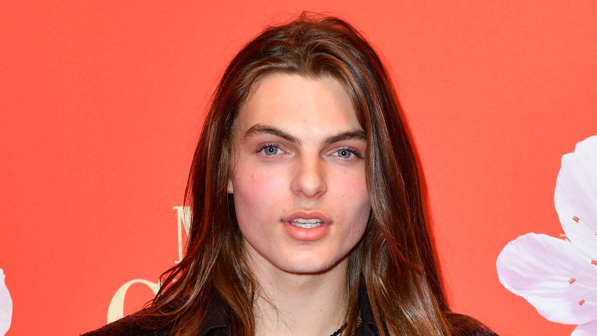 Damian Hurley erinnert an seinen verstorbenen Vater Steve Bing.. © imago/Future Image