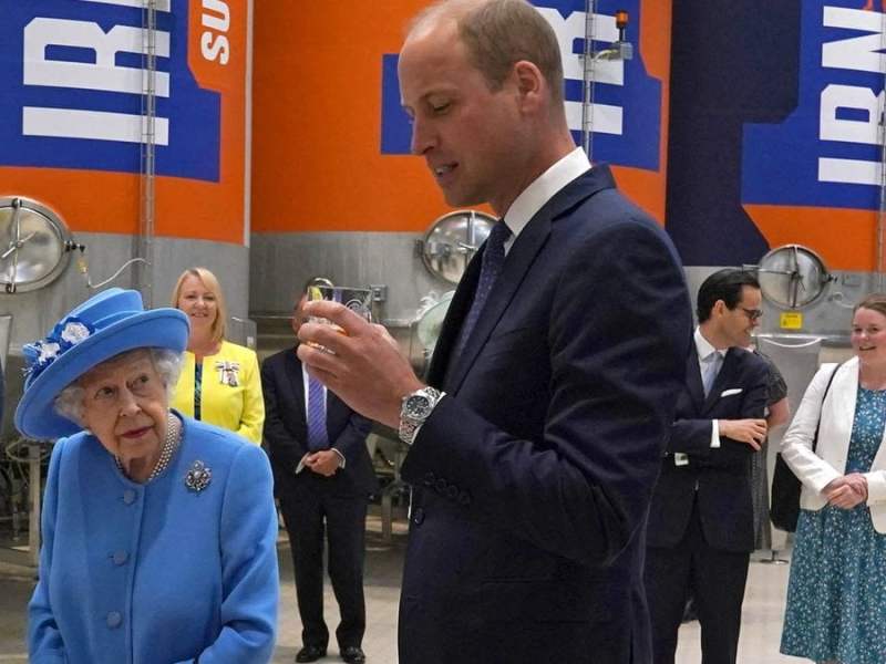 Die Queen und ihr Enkel Prinz William in der Fabrik des Softdrink-Herstellers.. © getty/ANDREW MILLIGAN/POOL/AFP via Getty Images