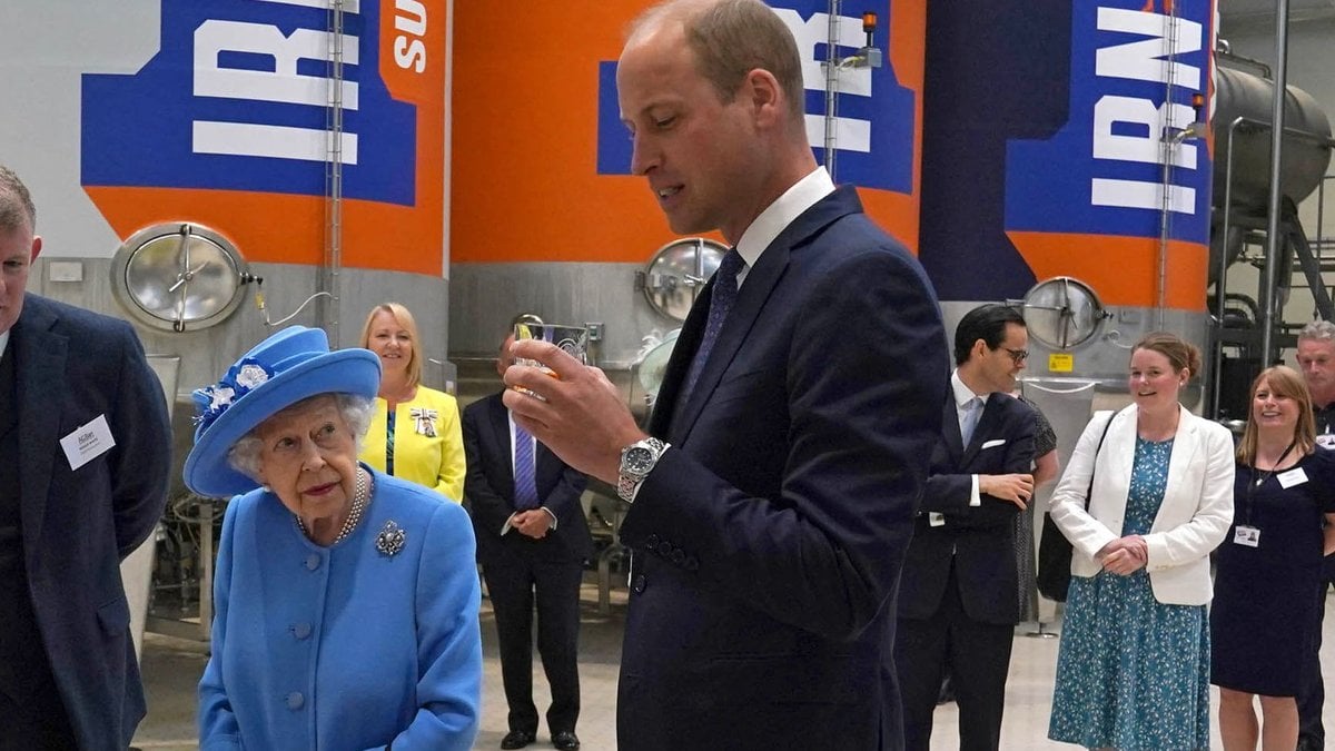 Die Queen und ihr Enkel Prinz William in der Fabrik des Softdrink-Herstellers.. © getty/ANDREW MILLIGAN/POOL/AFP via Getty Images