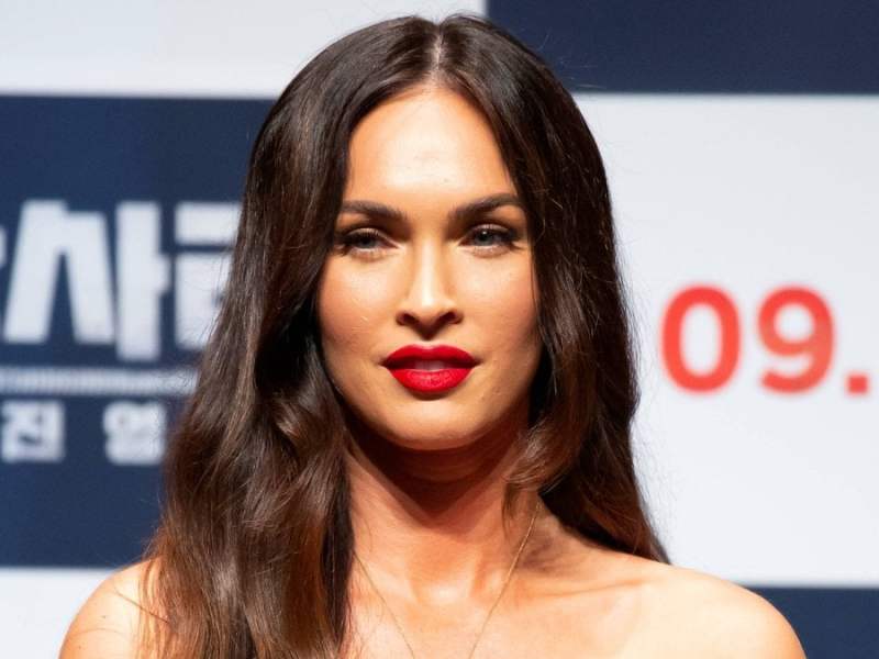 Schauspielerin Megan Fox feiert den Pride-Monat mit einer Regenbogen-Maniküre.. © imago/AFLO