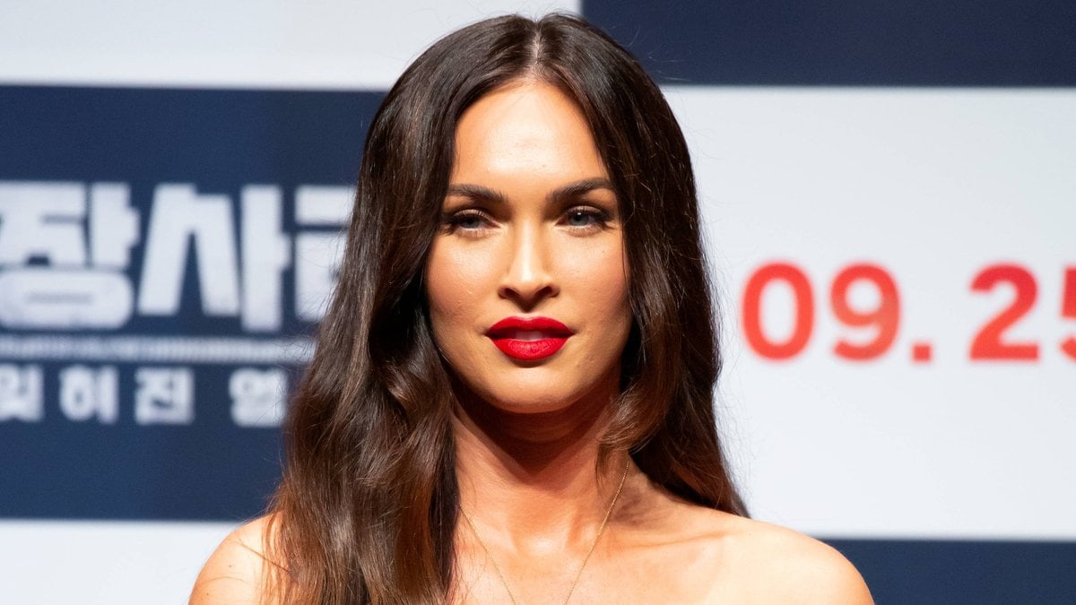 Schauspielerin Megan Fox feiert den Pride-Monat mit einer Regenbogen-Maniküre.. © imago/AFLO