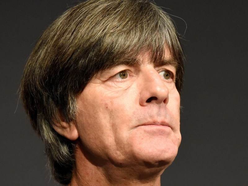 Joachim Löw 2018 bei einer Pressekonferenz.. © Alizada Studios/Shutterstock.com