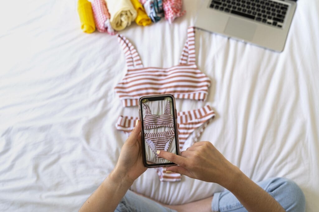 Frau fotografiert mit Smartphone. Self Care Day