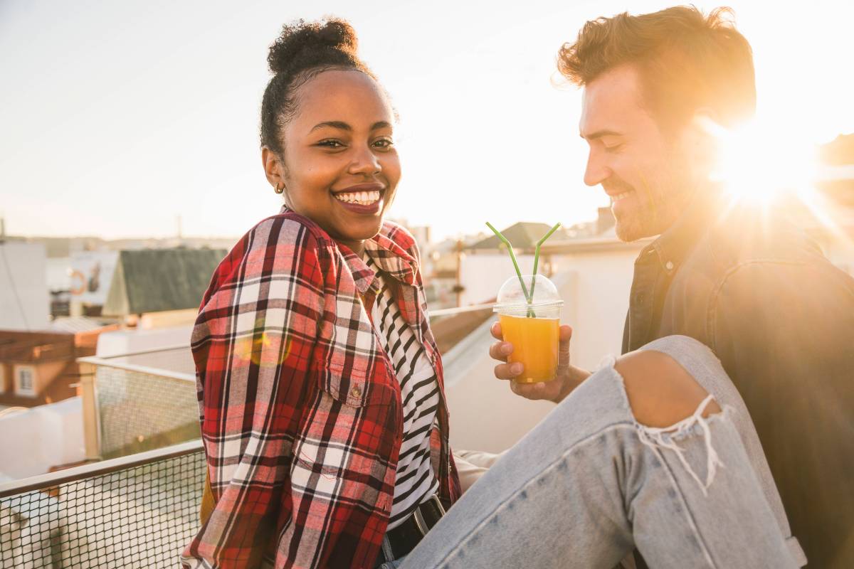 Freunde trinken Cocktail zusammen