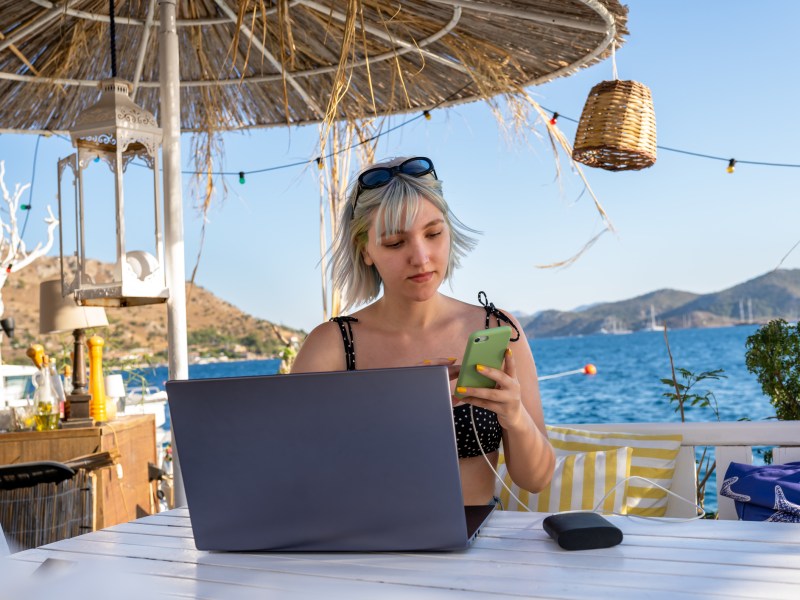 Frau arbeitet am Strand