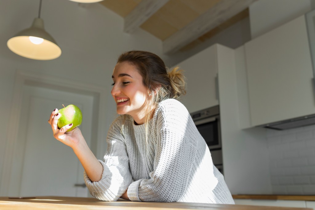 apfel essen frau küche lecker gesund