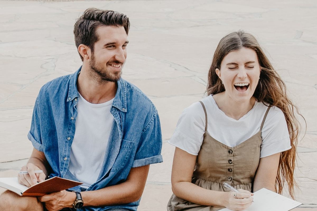 Mann und Frau lachen