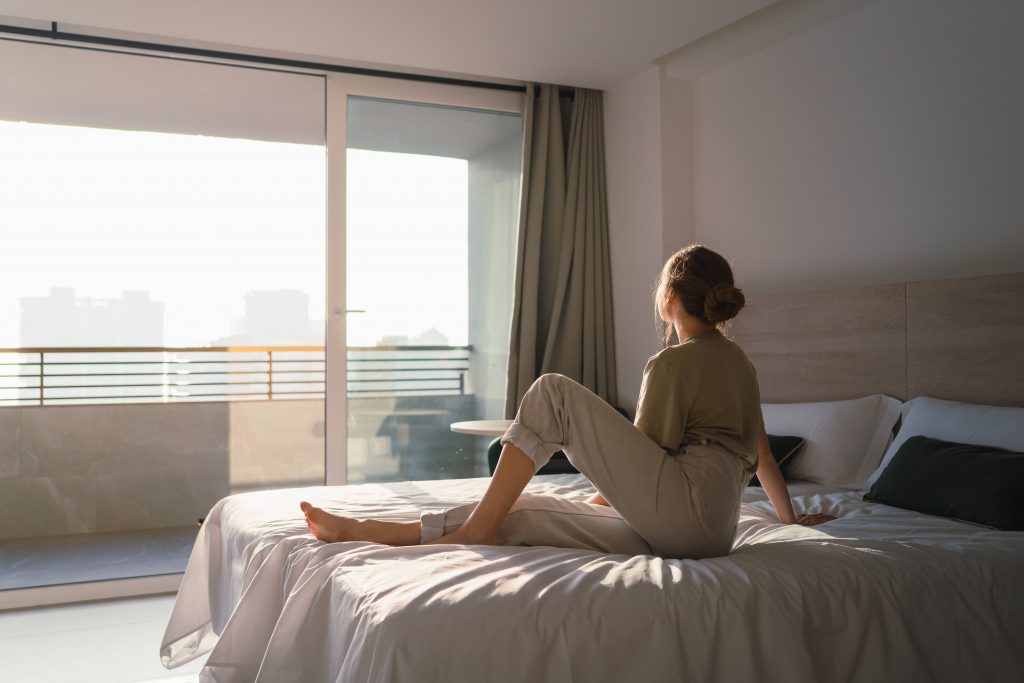 Frau auf dem Bett mit Sonne kann kein Vitamin D bilden