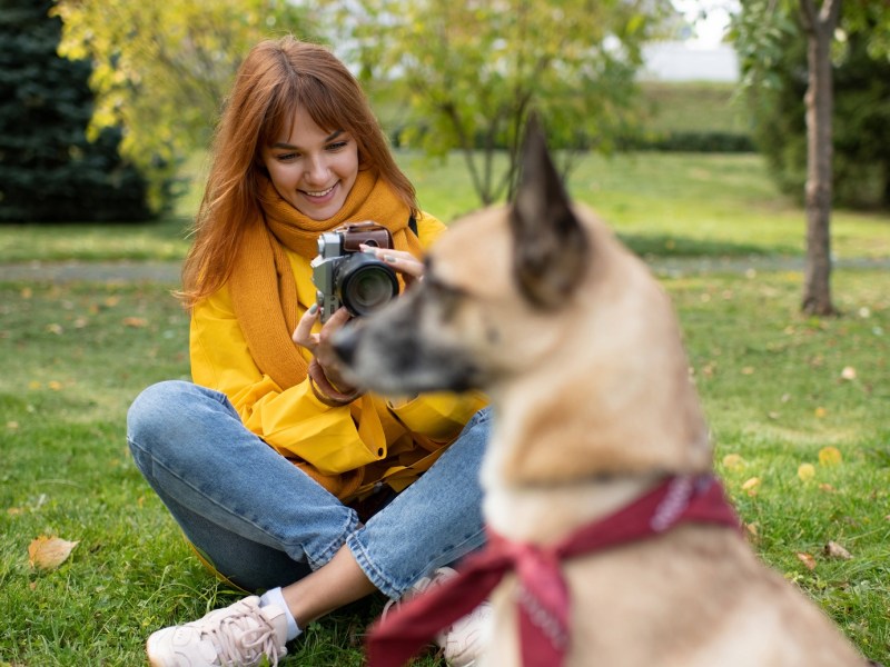 Frau fotografiert Hund