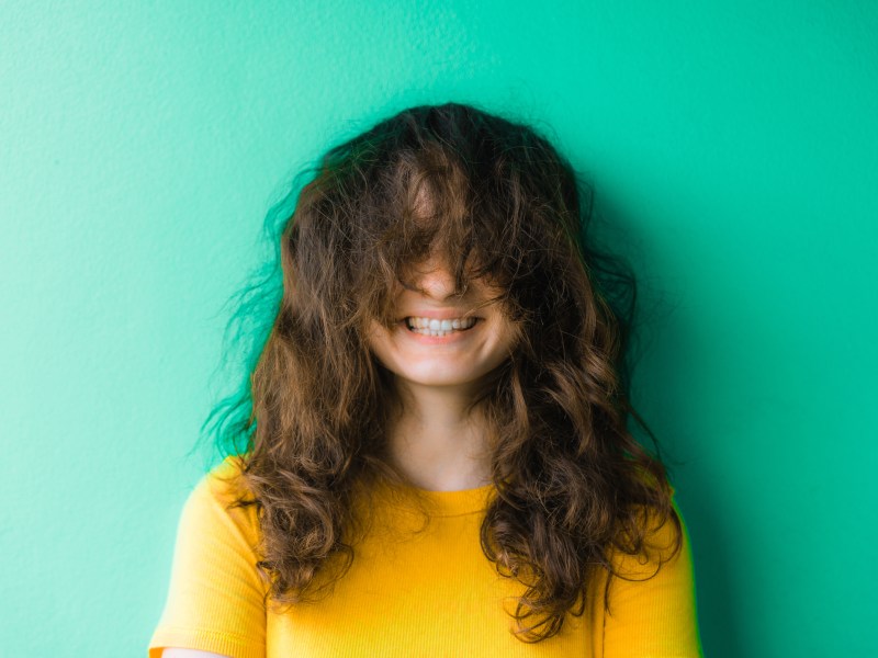 frau mit frizz in den haaren