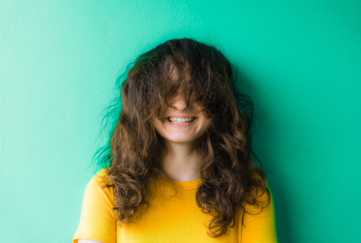 frau mit frizz in den haaren