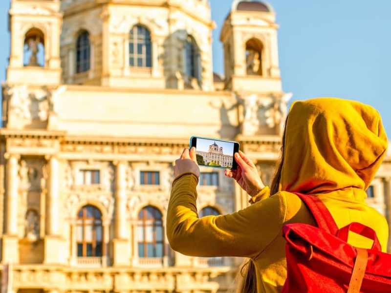 In Österreich können Touristen größtenteils ohne Maske die Städte erkunden.. © RossHelen/Shutterstock.com