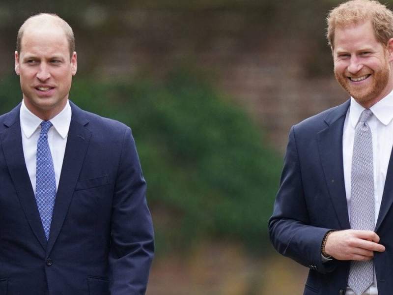 Prinz William (l.) und Bruder Harry am 1. Juli auf dem Gelände des Kensington-Palasts.. © imago images/i Images