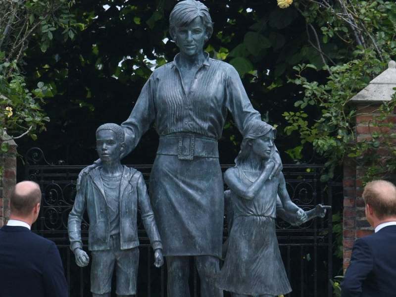 Prinz William (li.) und Prinz Harry vor der Diana-Statue.. © Getty Images/DOMINIC LIPINSKI / POOL/AFP