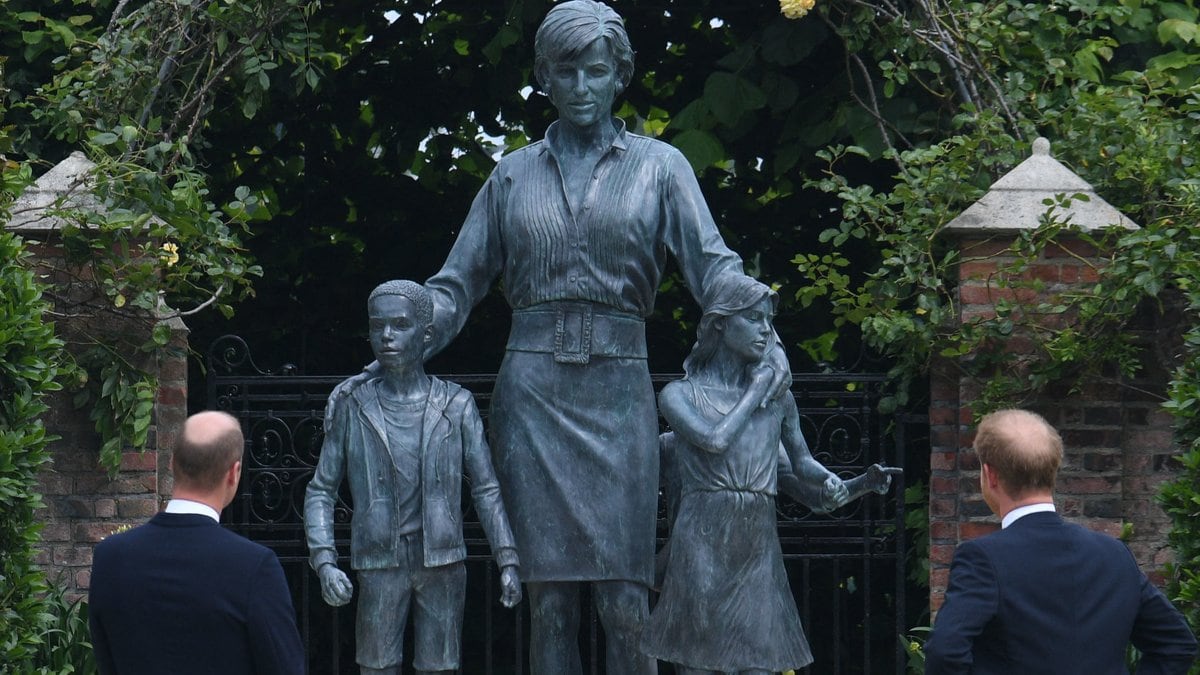 Prinz William (li.) und Prinz Harry vor der Diana-Statue.. © Getty Images/DOMINIC LIPINSKI / POOL/AFP