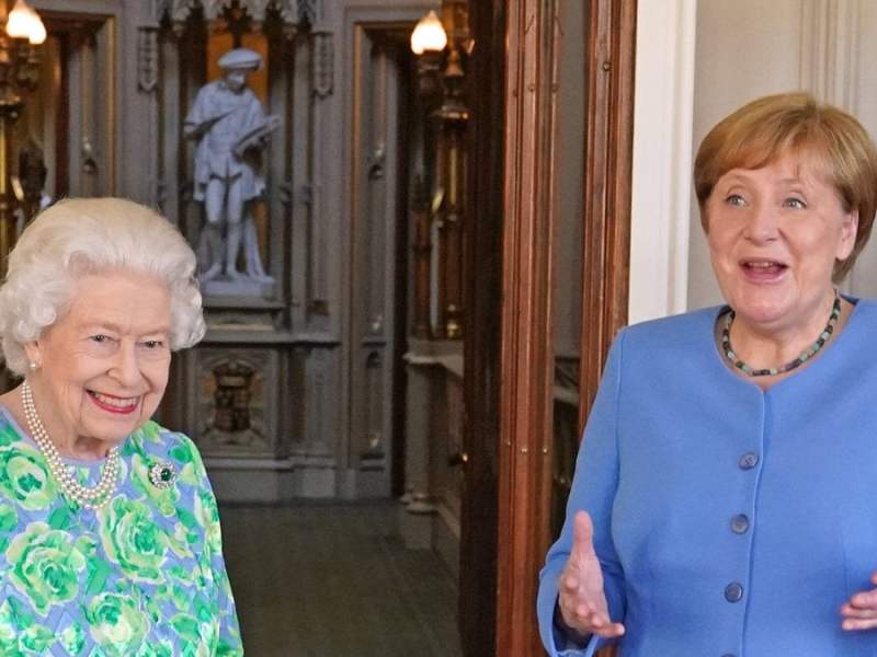 Mächtige Frauen unter sich: Queen Elizabeth II. (l.) und Angela Merkel.. © imago/i Images