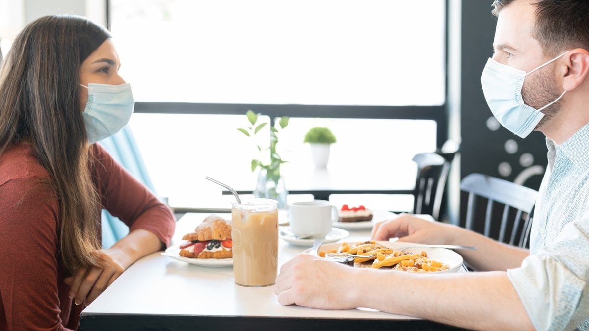 Viele bevorzugen jetzt wieder "echte" Dates.. © antoniodiaz/Shutterstock.com