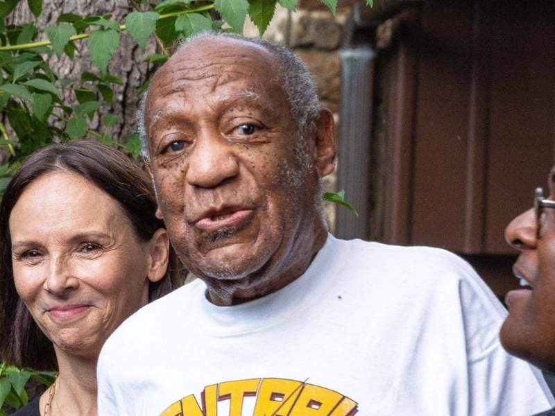 Bill Cosby (m.) nach seiner Entlassung aus dem Gefängnis. © imago/ZUMA Wire