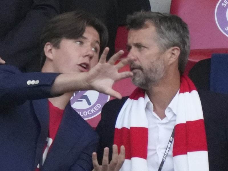 Prinz Christian (li.) mit Vater Kronprinz Frederik von Dänemark im Wembley-Stadion.. © getty/FRANK AUGSTEIN/POOL/AFP