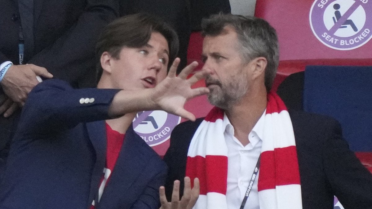 Prinz Christian (li.) mit Vater Kronprinz Frederik von Dänemark im Wembley-Stadion.. © getty/FRANK AUGSTEIN/POOL/AFP