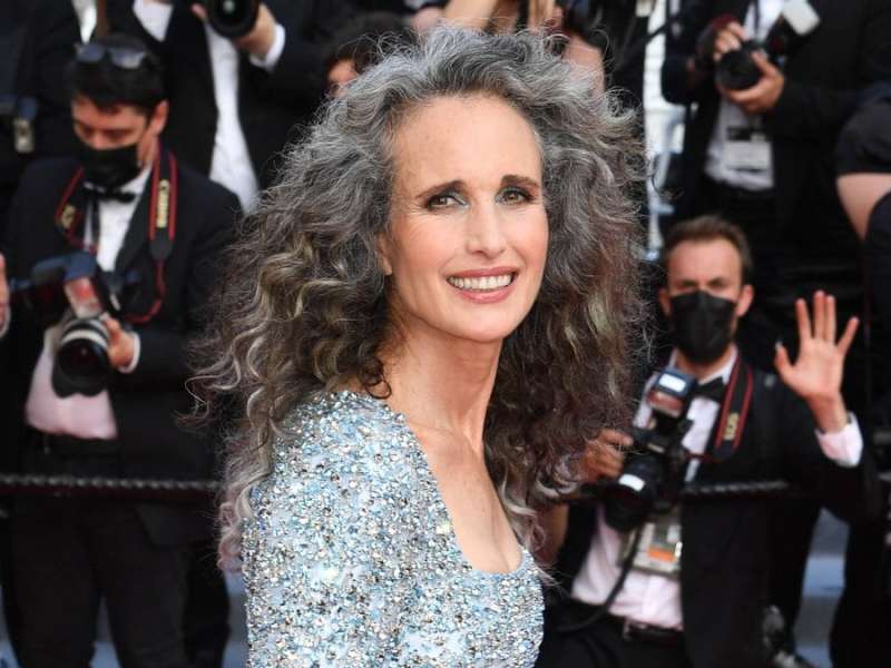 Hollywood-Star Andie MacDowell auf dem roten Teppich beim Filmfestival in Cannes.. © imago/PA Images