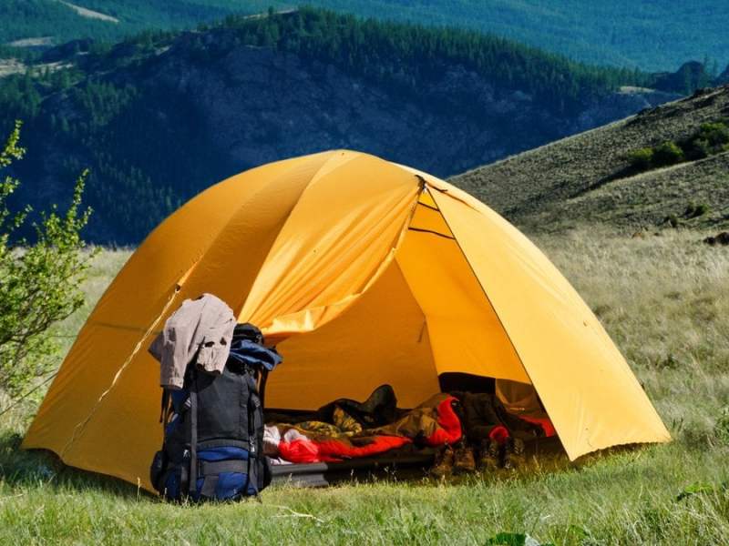 Beim Zelten lässt sich die Natur in vollen Zügen genießen.. © simoly/Shutterstock.com