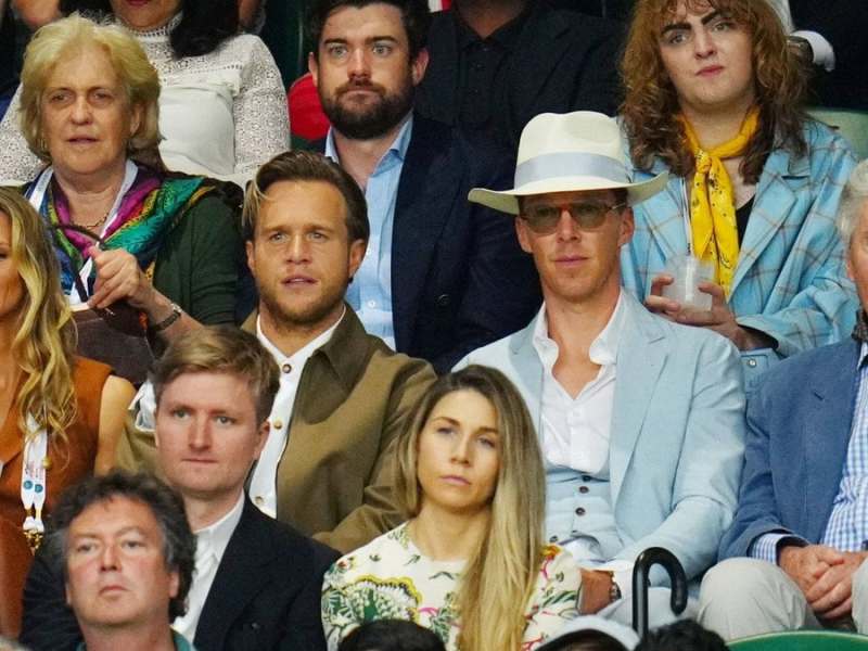 Benedict Cumberbatch (mit Hut) und Olly Murs (links daneben) in Wimbledon. © imago images/Shutterstock