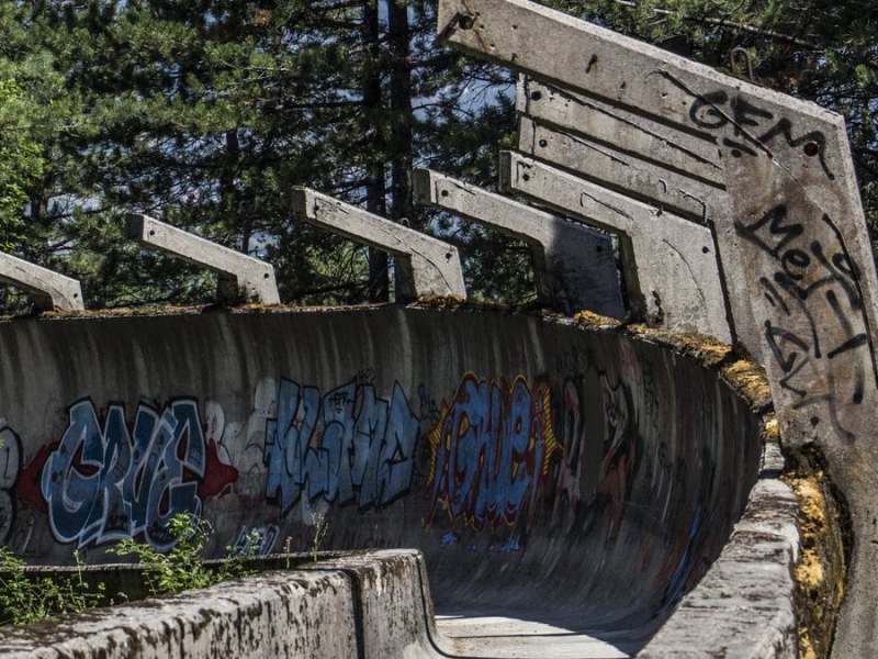 Kaum noch als solche zu erkennen: Die Bobbahn am Trebević.. © Copyright (c) 2017 Tinus photo/Shutterstock.  No use without permission.