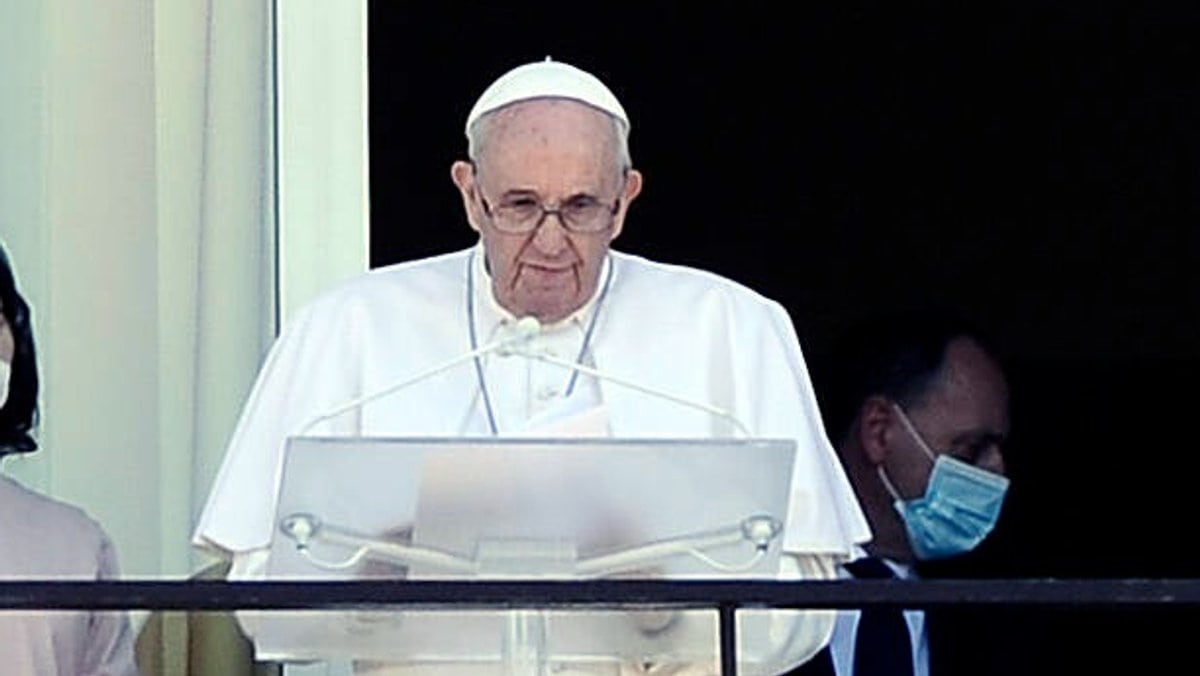 Papst Franziskus auf dem Balkon des Gemelli-Hospitals in Rom.. © imago/Italy Photo Press