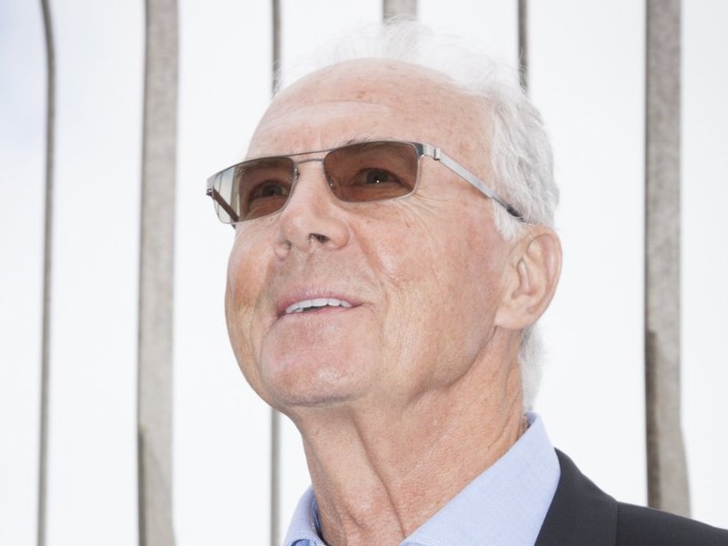 Franz Beckenbauer freut sich über diesen Gelegenheitsfund. © Glynnis Jones/Shutterstock.com