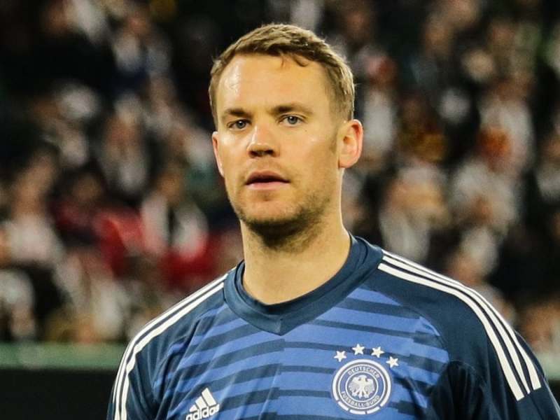 Manuel Neuer begibt sich in schwindelerregende Höhen.. © Michele Morrone/shutterstock.com