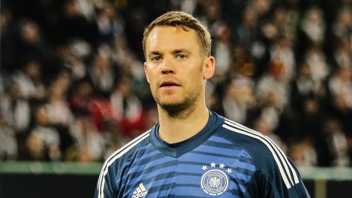 Manuel Neuer begibt sich in schwindelerregende Höhen.. © Michele Morrone/shutterstock.com