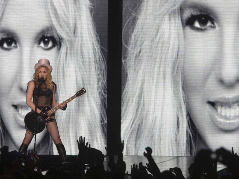 Madonna bei einem Auftritt ihrer "Sticky and Sweet"-Tour im Jahr 2009 - mit Britney-Spears-Foto im Hintergrund.. © imago/Xinhua