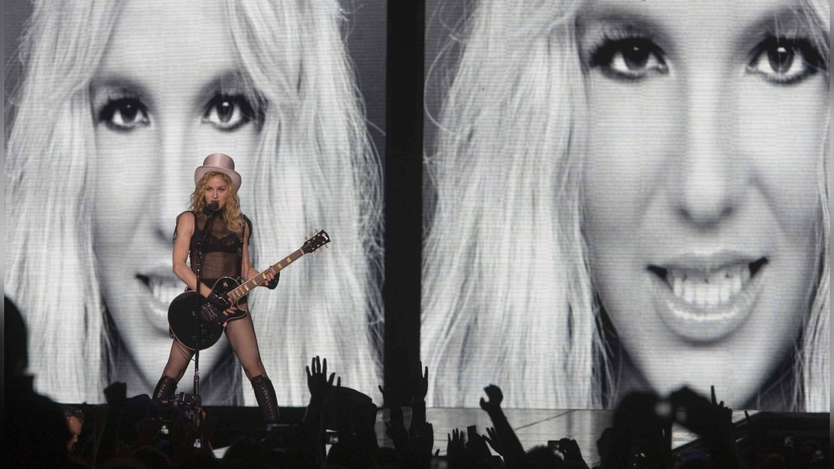 Madonna bei einem Auftritt ihrer "Sticky and Sweet"-Tour im Jahr 2009 - mit Britney-Spears-Foto im Hintergrund.. © imago/Xinhua