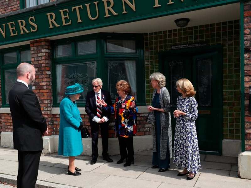 Queen Elizabeth II. traf bei ihrem Set-Besuch auch auf Darsteller der Soap "Coronation Street".. © imago images/i Images