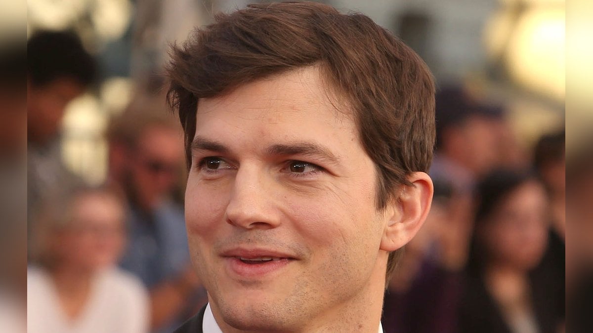 Ashton Kutcher sollte mit Richard Bransons Weltraumflugzeug ins All fliegen.. © AdMedia/ImageCollect