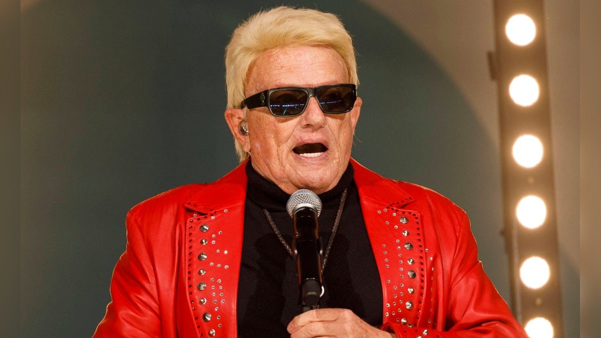 Sänger Heino denkt an die vielen zerstörten Existenzen in seiner Heimatstadt Bad Münstereifel.. © imago images/Future Image