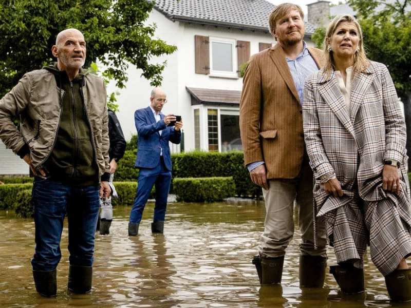 König Willem-Alexander und Königin Máxima zeigen sich bestürzt über die Lage in Valkenburg.. © imago images/ANP/Hollandse Hoogte