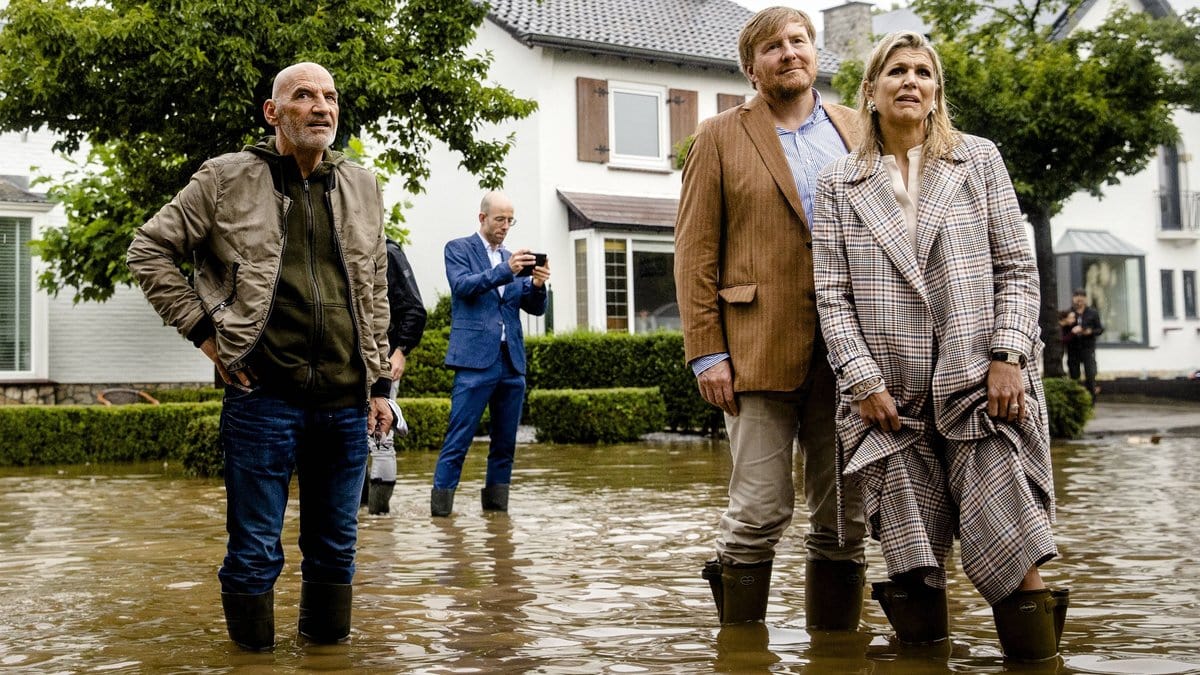 König Willem-Alexander und Königin Máxima zeigen sich bestürzt über die Lage in Valkenburg.. © imago images/ANP/Hollandse Hoogte