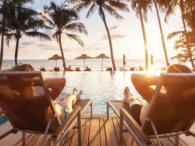 Entspannt am Pool des Hotels den Sonnenuntergang genießen: In Pauschalreisen ist das häufig inbegriffen.. © Song_about_summer / Shutterstock.com