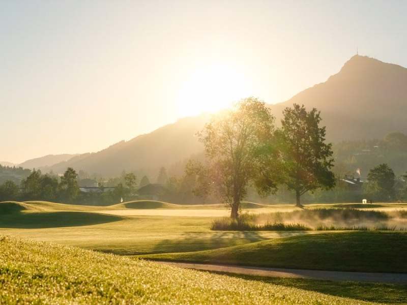 Abschlag mit Bergblick auf dem Golfplatz Kitzbühel-Schwarzsee-Reith. © Kitzbühel Tourismus