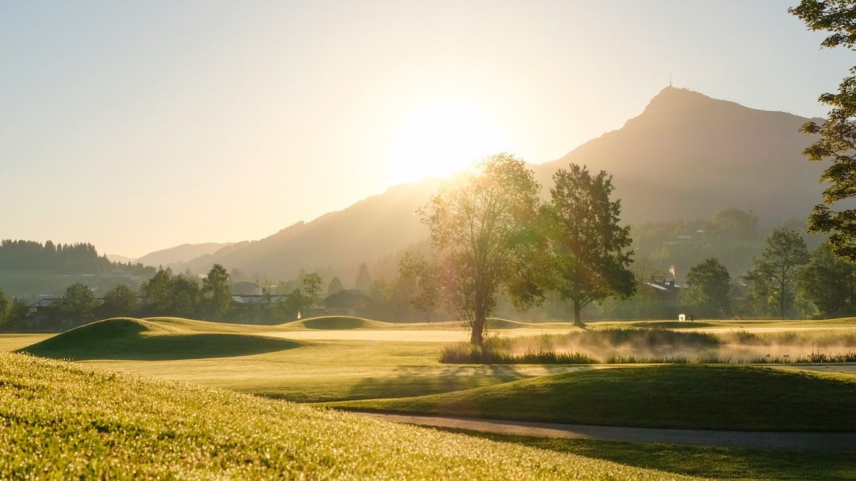 Abschlag mit Bergblick auf dem Golfplatz Kitzbühel-Schwarzsee-Reith. © Kitzbühel Tourismus