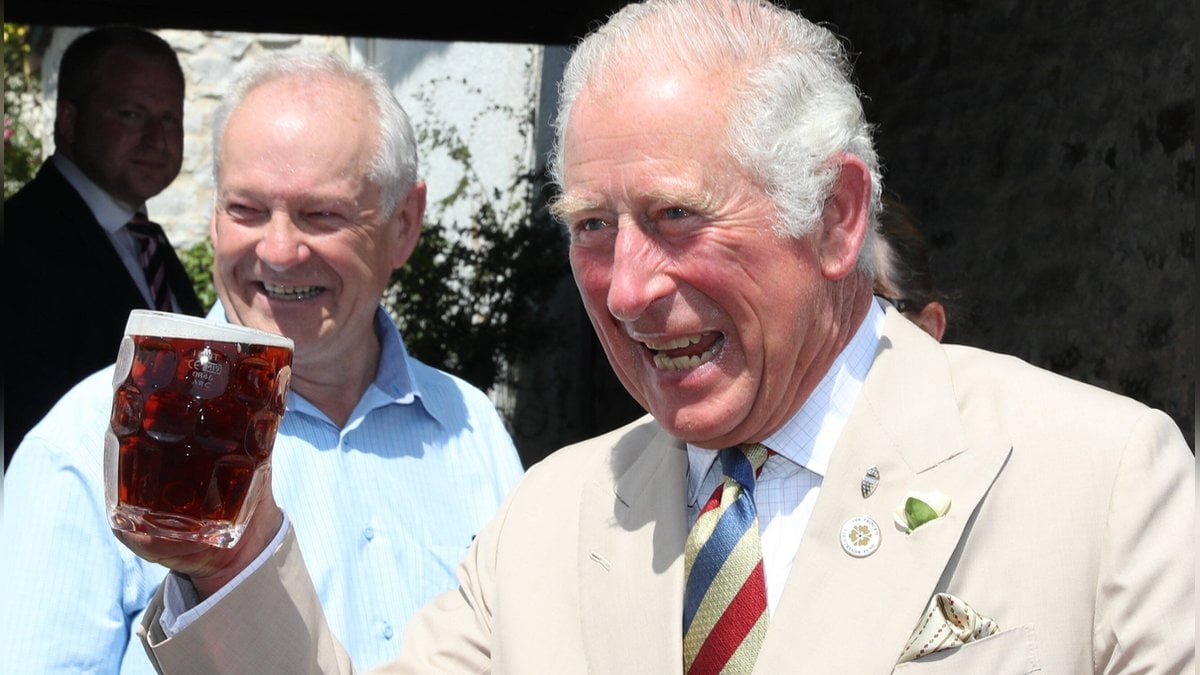 Prinz Charles mit seinem Bier in Iddesleigh. © imago/i Images