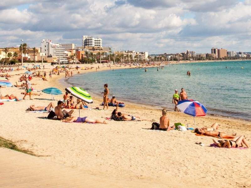 Nicht geimpfte oder genesene Mallorca-Urlauber müssen in Quarantäne.. © Gudrun Hochmuth/Shutterstock.com