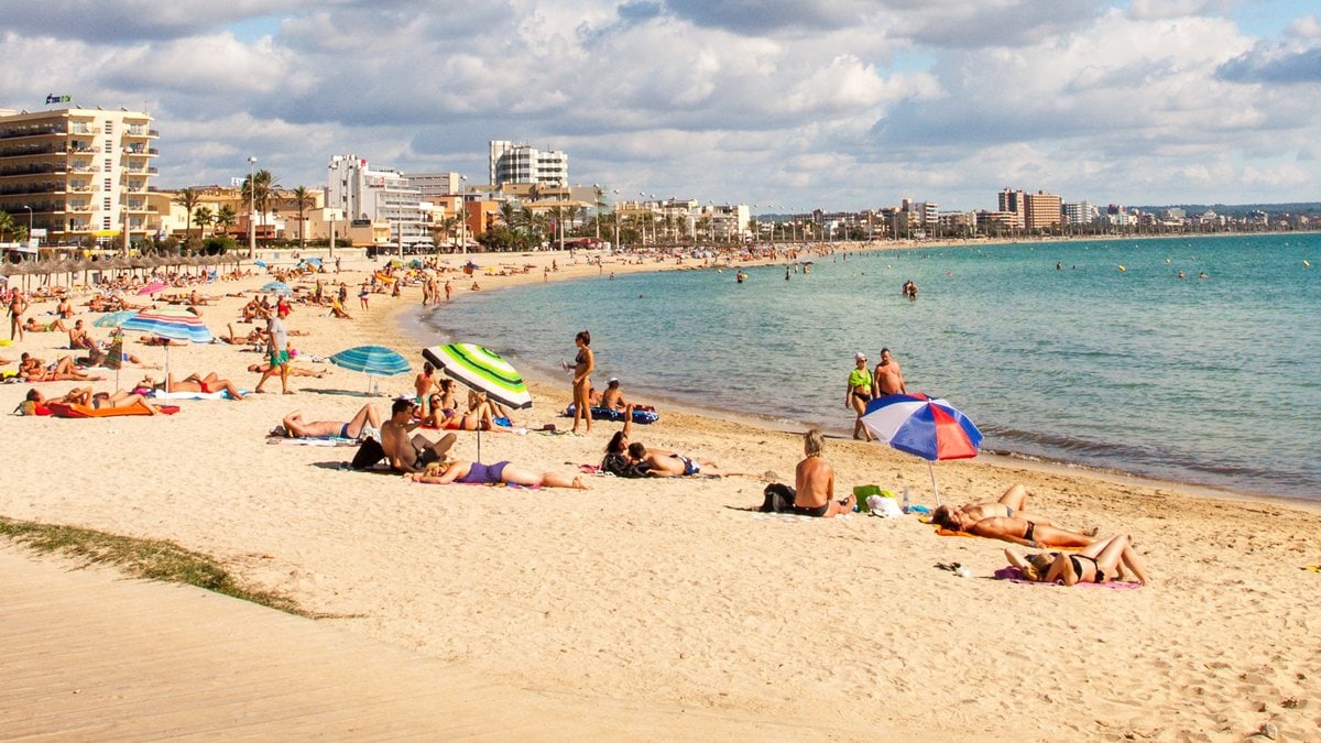 Nicht geimpfte oder genesene Mallorca-Urlauber müssen in Quarantäne.. © Gudrun Hochmuth/Shutterstock.com