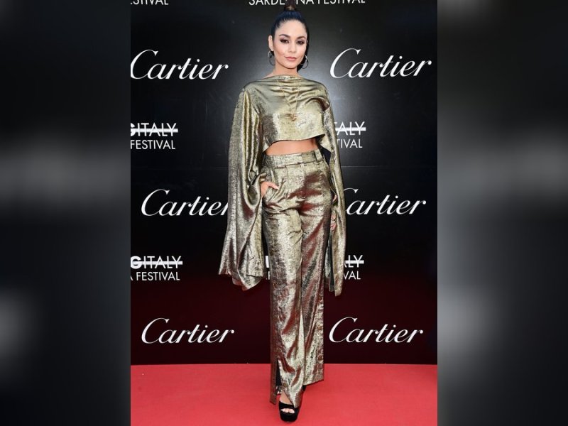 Vanessa Hudgens zeigte sich in Italien im goldfarbenen Komplett-Look.. © Daniele Venturelli/Getty Images