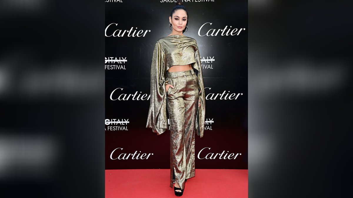 Vanessa Hudgens zeigte sich in Italien im goldfarbenen Komplett-Look.. © Daniele Venturelli/Getty Images