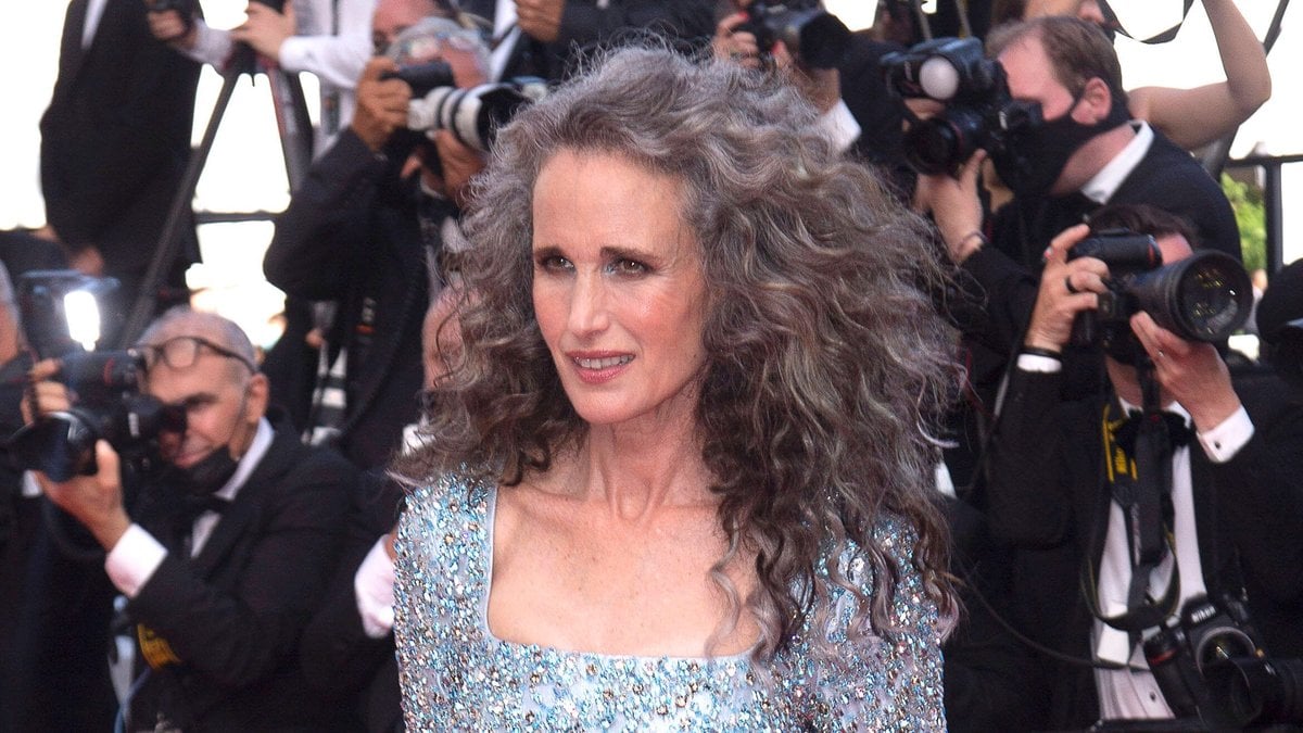 Andie MacDowell färbt ihre Haare nicht mehr.. © imago/Future Image